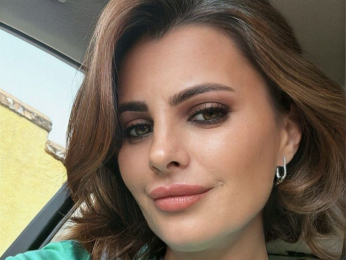 AnishaBee webcam model stream image