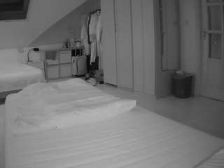 voyeurcam-julmodels-bed-1 webcam model stream image