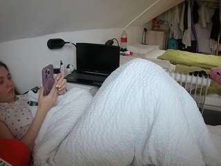 voyeurcam-julmodels-bed-4 webcam model stream image