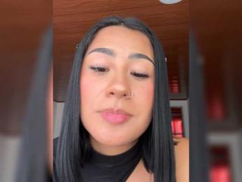 Evelyn- webcam model stream image
