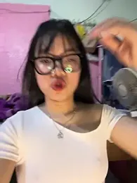 Leeeeiu webcam stripchat model stream image