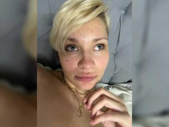 KiraSaint webcam model stream image