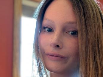 MiaSchatz webcam model stream image