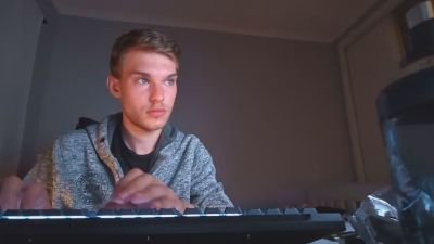 BlueGaze webcam cam4 model stream image