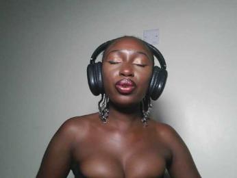 Boughie-birdy webcam bongacams model stream image