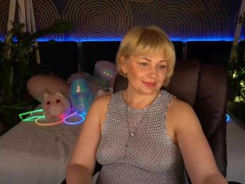 AmiraNight webcam model stream image