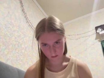 DionneCrum webcam model stream image