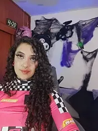 Cata_green webcam model stream image