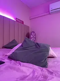 KellyOlsenbe webcam model stream image