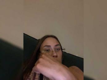 v_-_-_v webcam model stream image