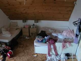 voyeurcam-julmodels-whitebed-2 webcam model stream image