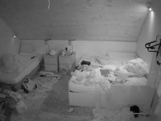 voyeurcam-julmodels-whitebed-2 webcam camsoda model stream image