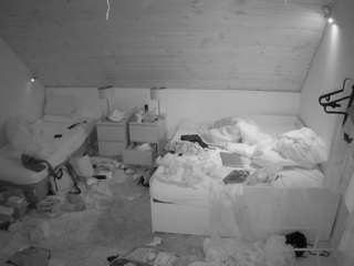 voyeurcam-julmodels-whitebed-2 webcam camsoda model stream image