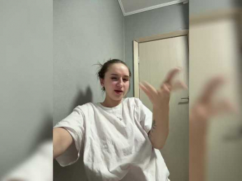 KiraSweet webcam model stream image