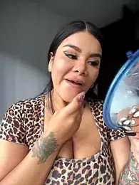 Issane_Peru webcam stripchat model stream image