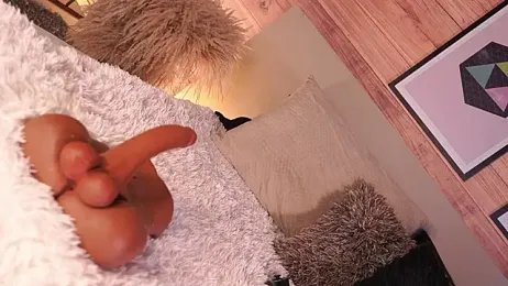 IzzyWild webcam model stream image