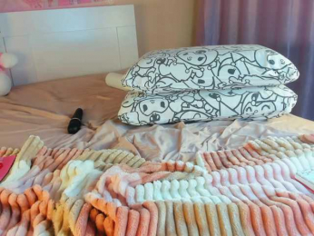 Kuraii webcam model stream image