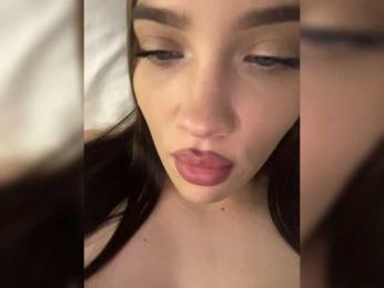 Glossmixdoll webcam model stream image