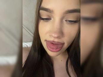 Glossmixdoll webcam model stream image