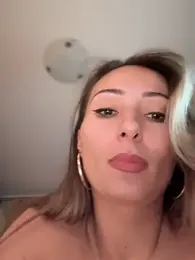 LetsFunKARINA webcam model stream image