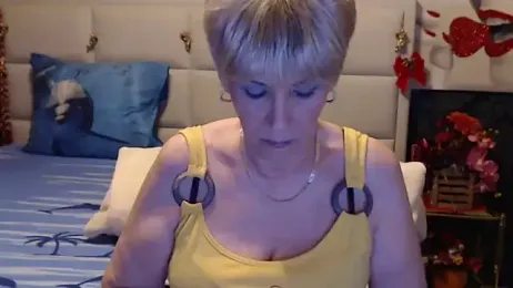 HappyWomanOn webcam model stream image