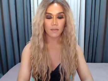 xhugejerkingtransx webcam model stream image