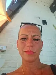 housewifebella webcam model stream image