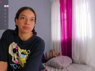 Mollyy Bloom webcam model stream image