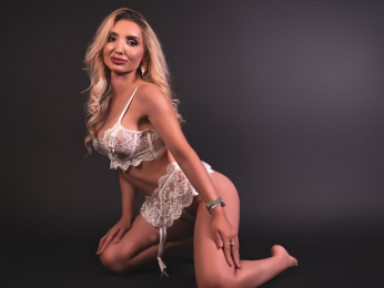 MonaLys webcam model stream image