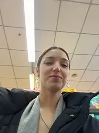 DollyTall webcam stripchat model stream image