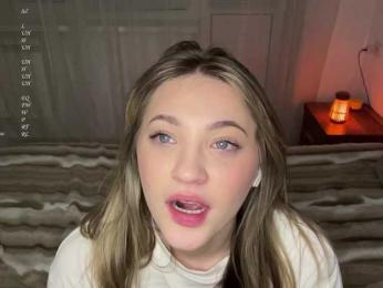 Kellynaive1 webcam model stream image