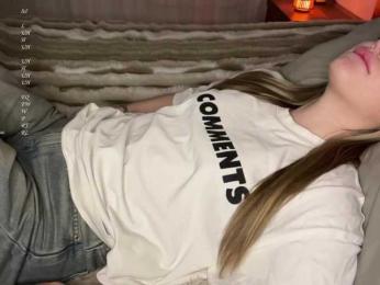 Kellynaive1 webcam model stream image