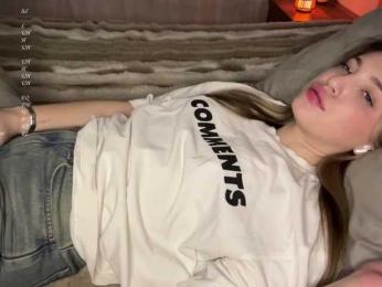 Kellynaive1 webcam model stream image