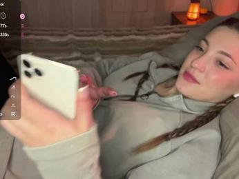 Kellynaive1 webcam model stream image