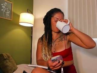 karlyee webcam model stream image