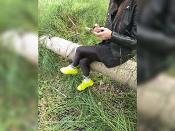 Feet-sweet-little-girl webcam model stream image