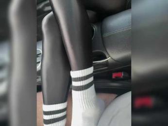 Feet-sweet-little-girl webcam model stream image