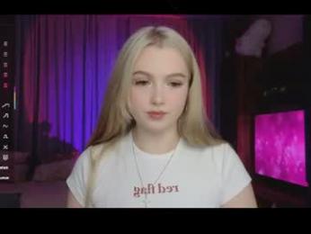 small_blondee webcam model stream image