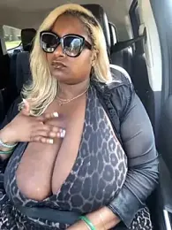 BigFineSelena stripchat stream image