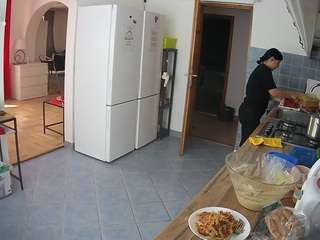 voyeurcam-julmodels-kitchen camsoda stream image
