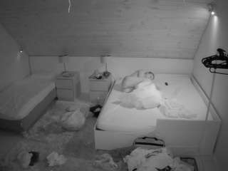 voyeurcam-julmodels-whitebed-2 camsoda stream image