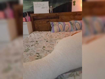 LittleDelora bongacams stream image