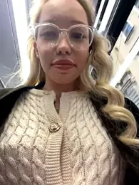 babydolll stripchat stream image