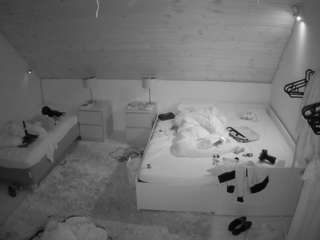 voyeurcam-julmodels-whitebed-2 camsoda stream image