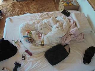 voyeurcam-julmodels-whitebed-3 camsoda stream image