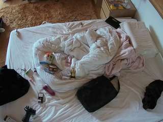 voyeurcam-julmodels-whitebed-3 camsoda stream image