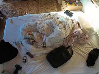 voyeurcam-julmodels-whitebed-3 camsoda stream image