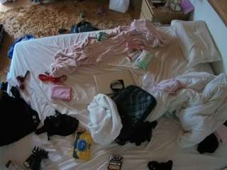 voyeurcam-julmodels-whitebed-3 camsoda stream image