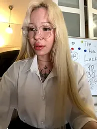 babydolll stripchat stream image