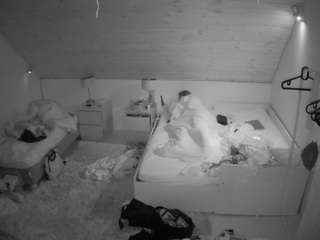 voyeurcam-julmodels-whitebed-2 camsoda stream image